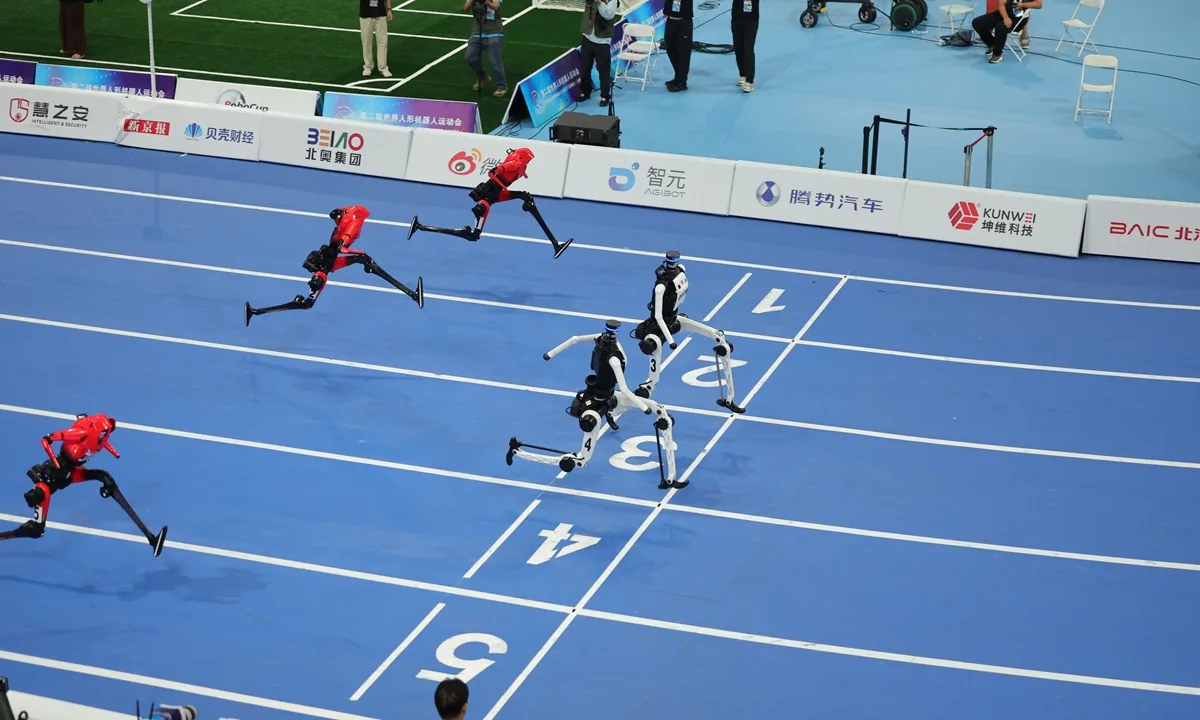 Des robots humanoïdes s'affrontent sur une piste lors des Jeux mondiaux des robots humanoïdes à Pékin